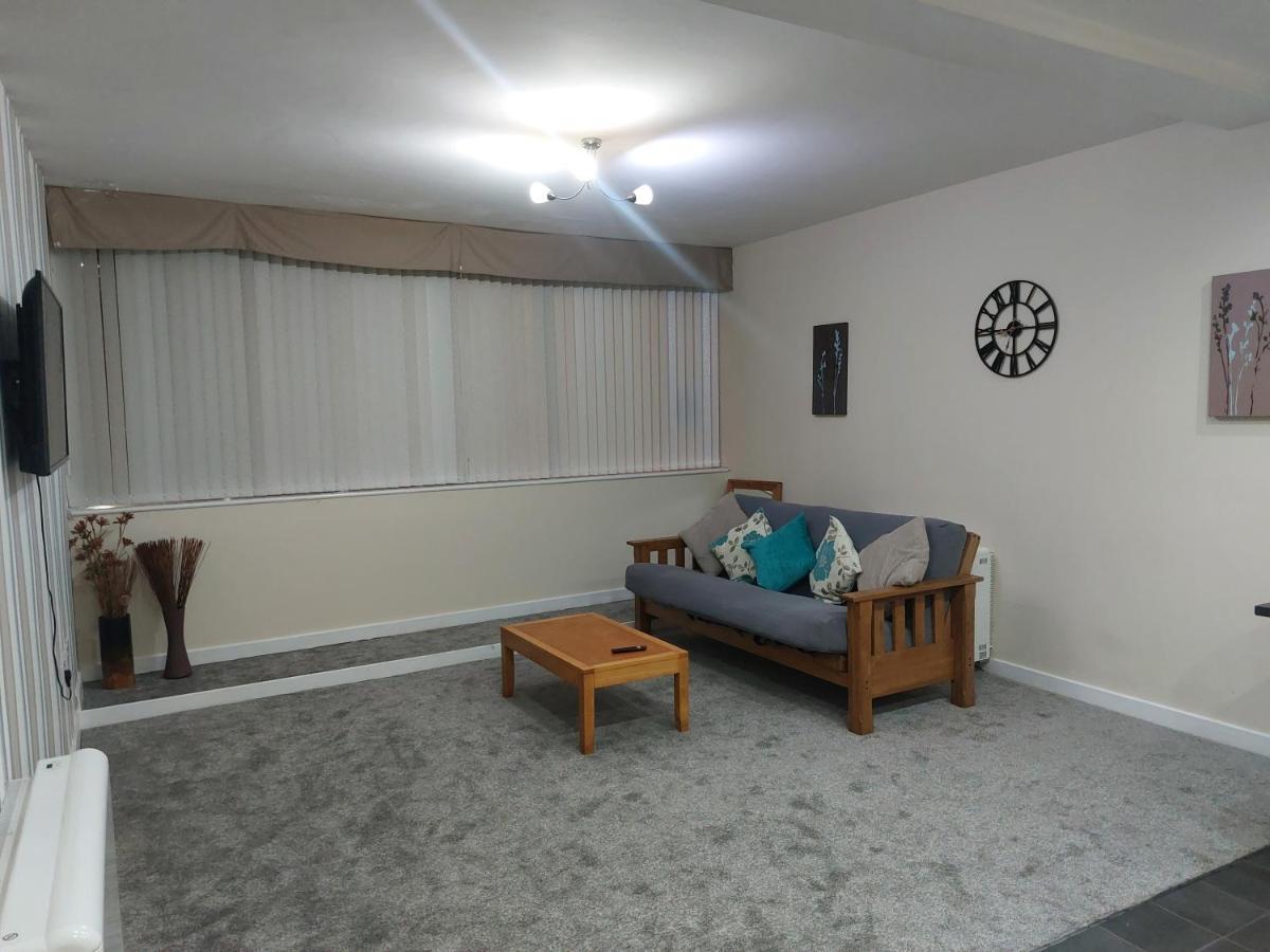 2 Large Bedroom Apartment- Wifi & Parking Fleetwood Dış mekan fotoğraf